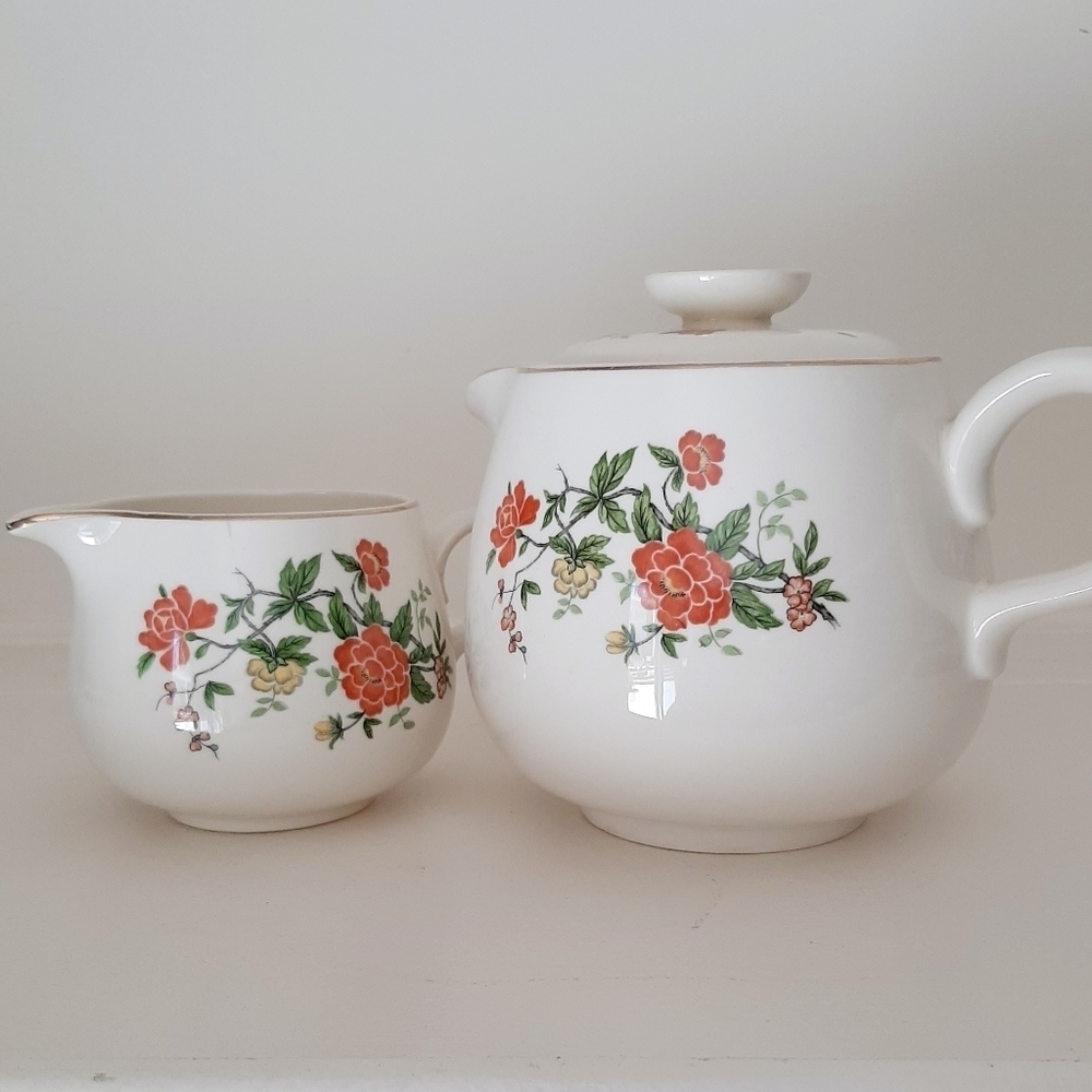 VTG TEAPOT AND CREAMER SET